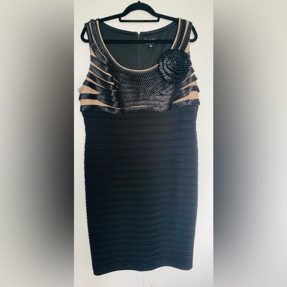 Adrianna Papell Dress Womens Size 16W Bandage Shift Black Ribbon Flower Slimming